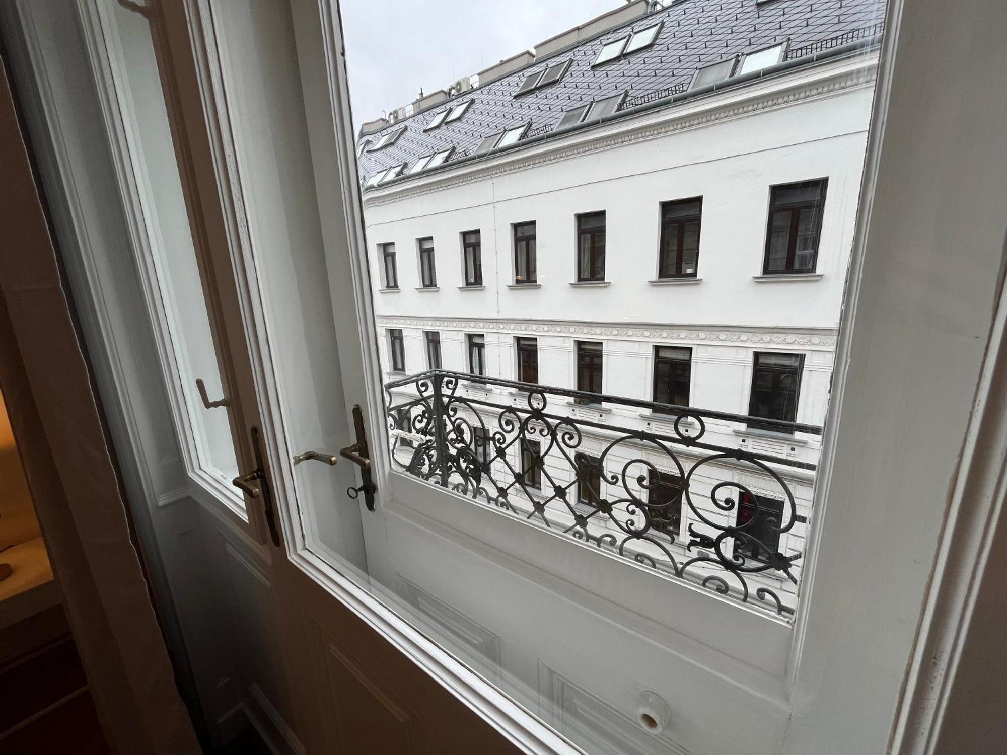 Grosszuegiger Wiener Altbau Gleich Neben Schoenbrunn 外观 照片